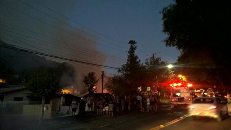 Duas residências são atingidas por incêndio no Acesso Grasel