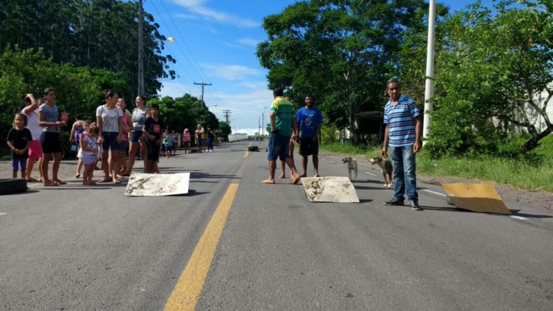 Moradores fecham rua e cobram melhorias no Loteamento Eucaliptos