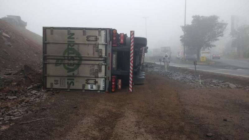 Motorista fica ferido após caminhão tombar no Trevo Fritz e Frida