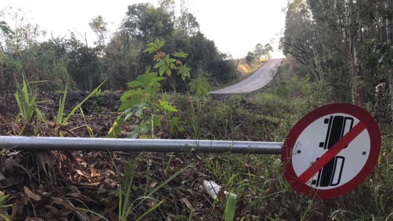 Vândalos arrancam e derrubam placas de trânsito em Vila Progresso