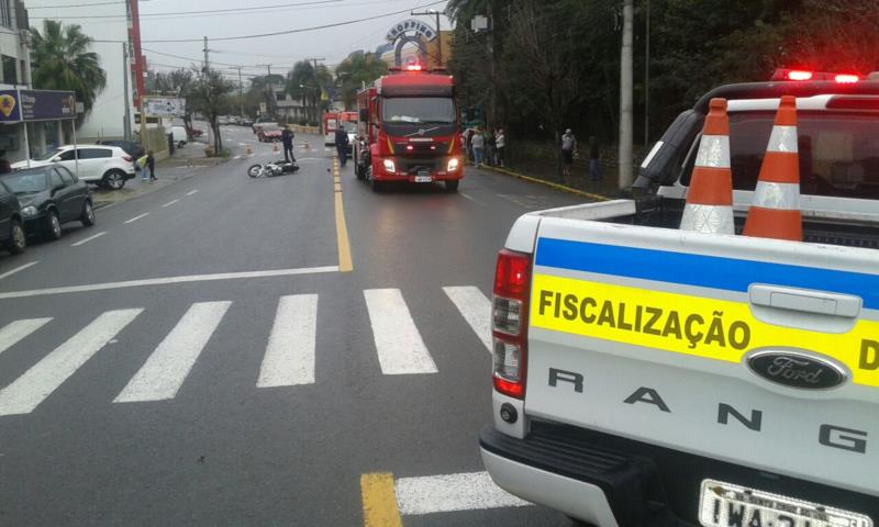 Motociclista fica ferido em colisão com carro