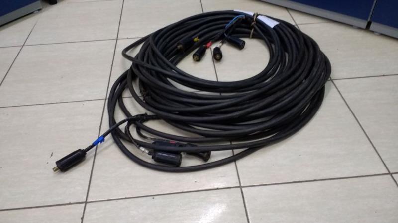 Ladrões furtam fios de dentro de caminhão