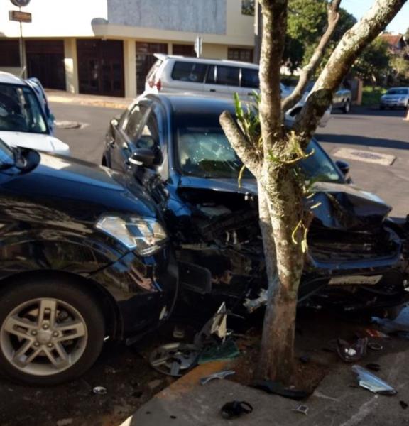 Colisão entre três carros deixa feridos no Centro de Santa Cruz