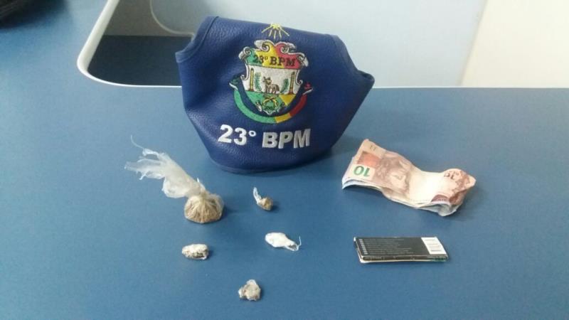 BM flagra jovens com drogas em frente a escola em Passo do Sobrado