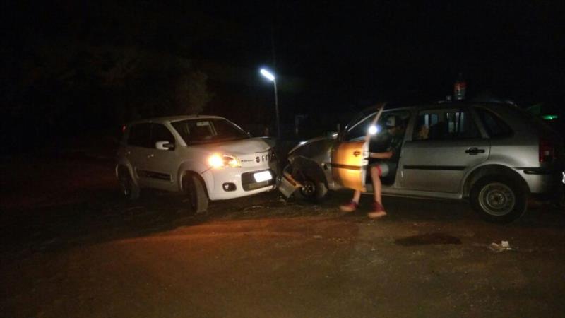 Carros colidem frontalmente na estrada de Linha Henrique D’Ávila