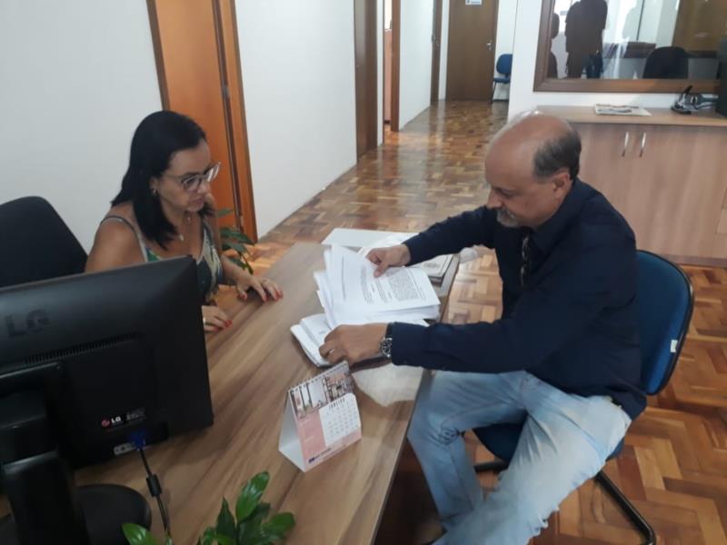 Vereador entrega pedido de abertura de comissão processante contra Elo e Crestani