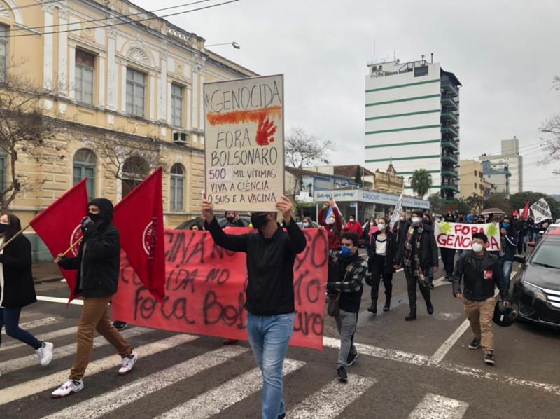 FOTOS: Caminhada marca protesto contra Jair Bolsonaro em Santa Cruz