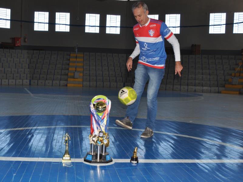 Aos 54 anos, um exemplo de dedicação pelo futebol