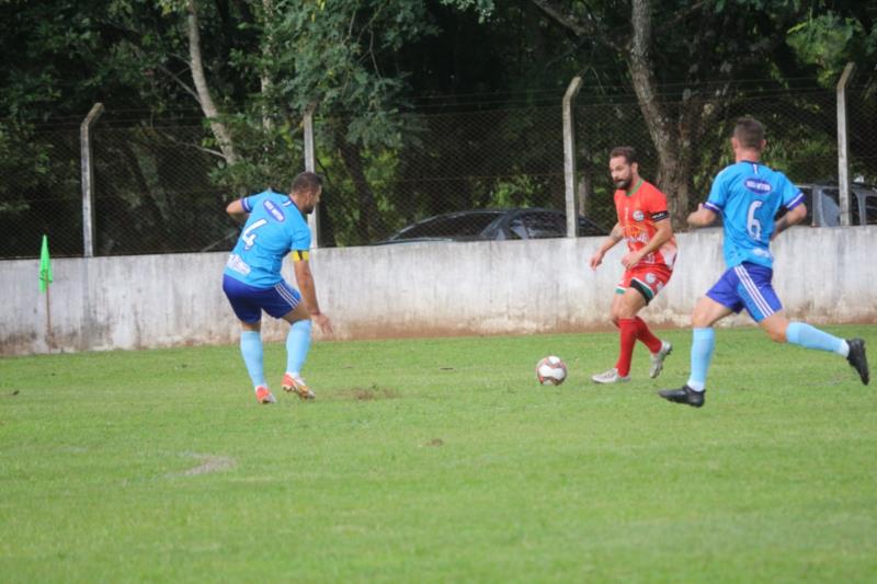 Pinheiral vence Aliança e chega ao topo da tabela