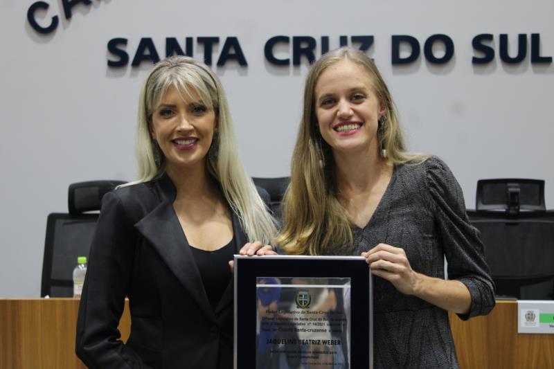 Jaqueline Weber recebe título de cidadã santa-cruzense