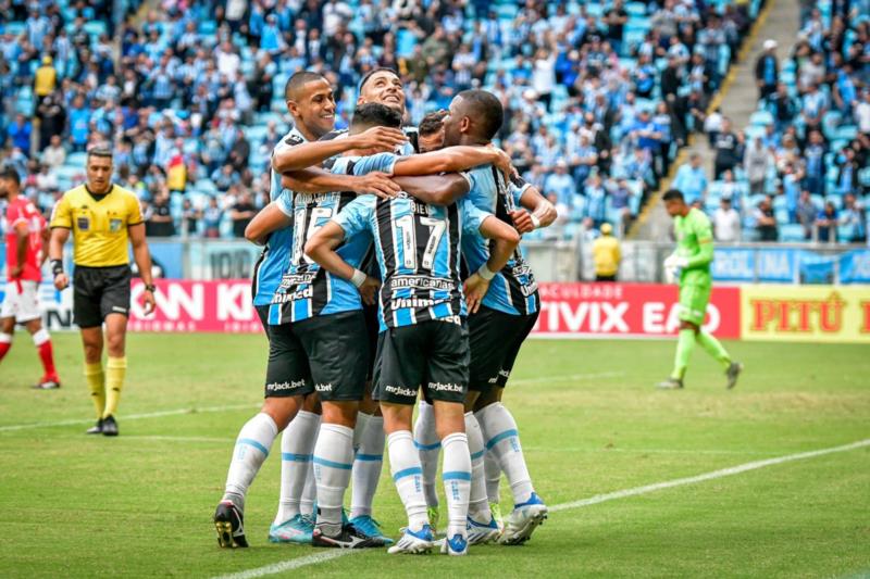 Grêmio vence o CRB e assume liderança da Série B