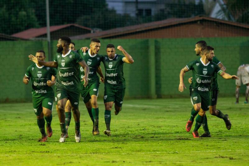 Avenida vence e entra no G4