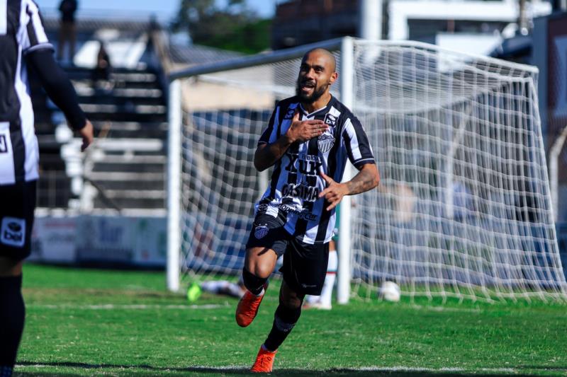 Santa Cruz vence e mantém liderança da Divisão de Acesso