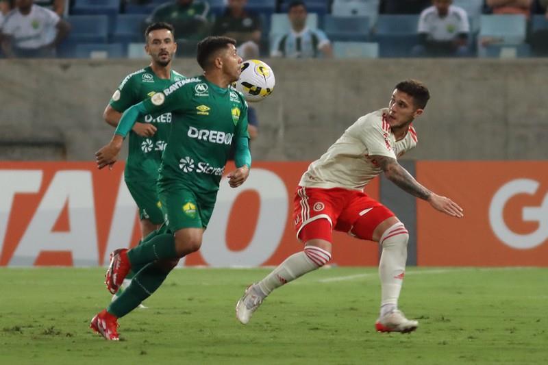 Com gol de pênalti, Inter empata com Cuiabá fora de casa