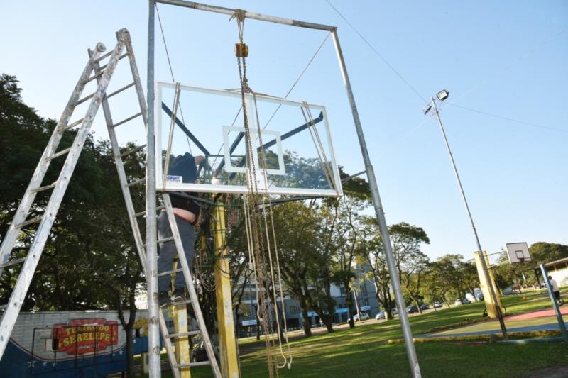 Quadra do Parque da Oktoberfest recebe novas tabelas de basquete