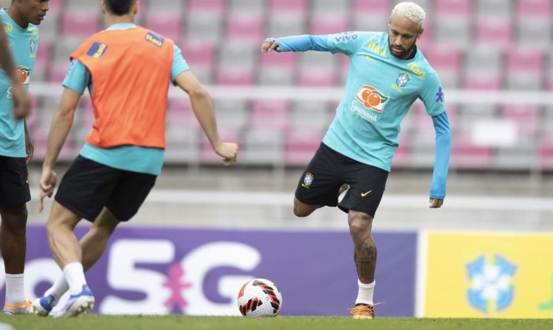 Neymar se machuca durante treino e pode desfalcar seleção nesta quinta