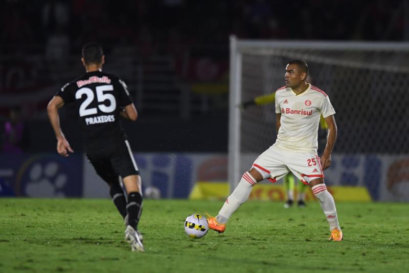 Com gols nos acréscimos, Inter vence Bragantino fora de casa