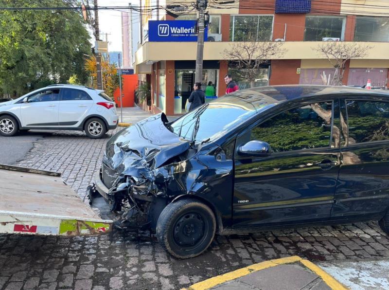 Colisão entre dois carros deixa mulher ferida no Centro de Santa Cruz