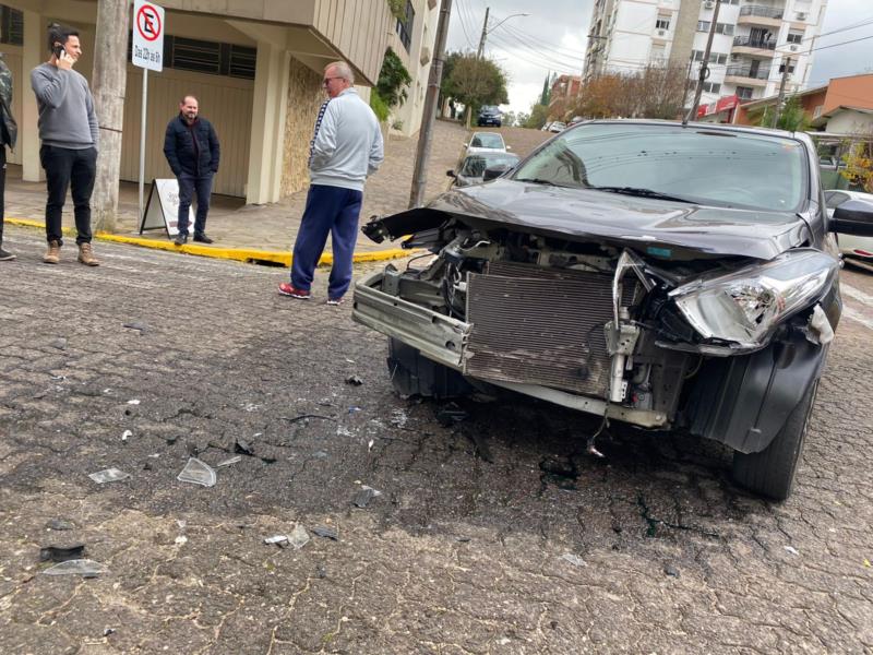 Acidente causa transtornos no trânsito da Avenida do Imigrante