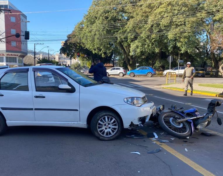 Motoboy fica ferido após colisão com carro em Santa Cruz