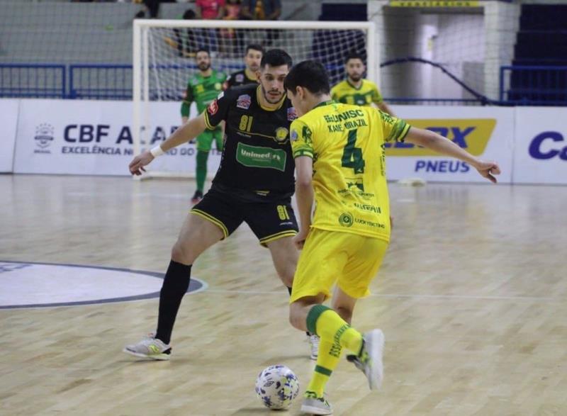 De virada, Assoeva vence o Praia Clube pela Liga Nacional de Futsal