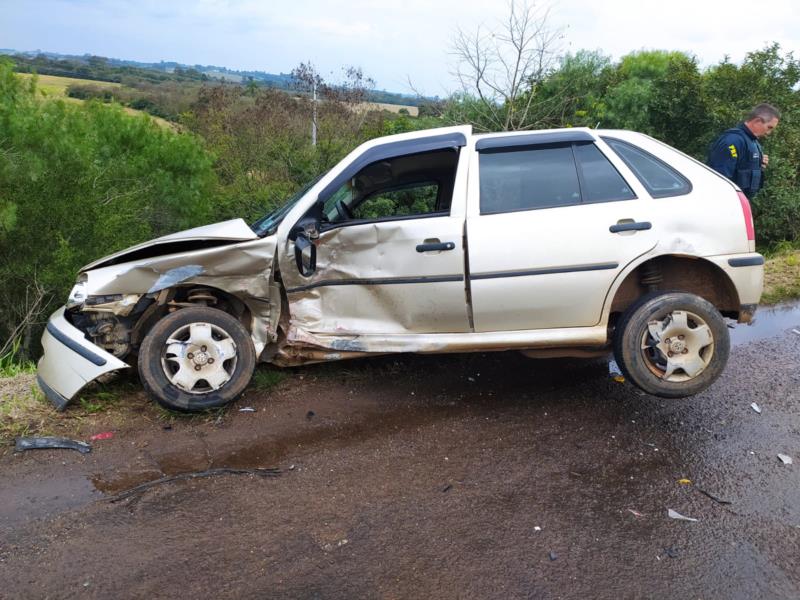 Acidente entre dois carros deixa feridos na BR-471