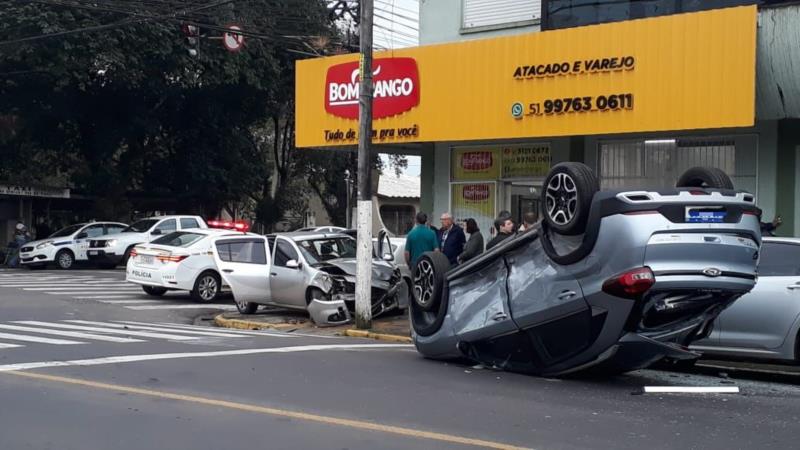 Carro capota em colisão no centro de Santa Cruz