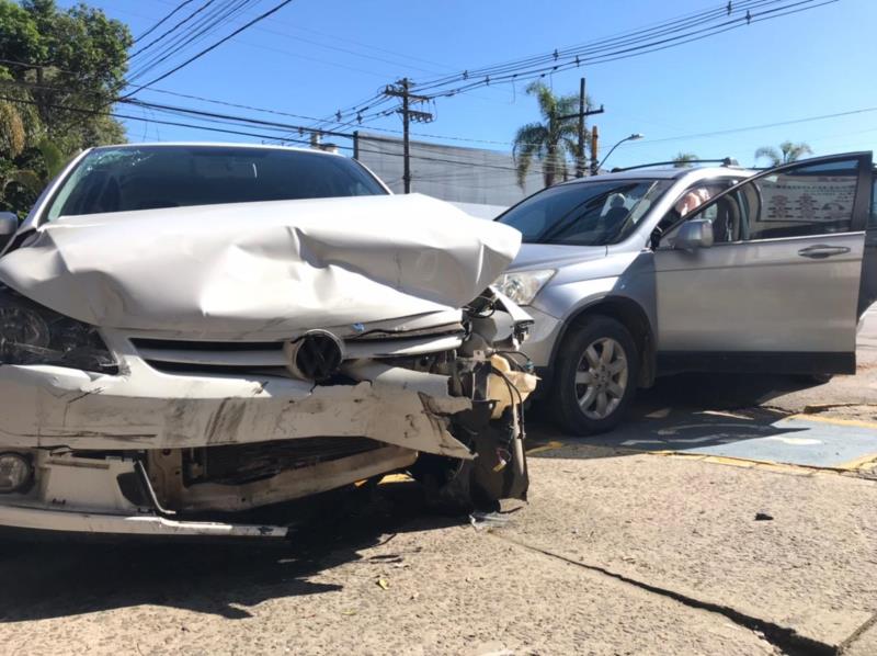 Acidente envolve dois carros e deixa três pessoas feridas no centro de Santa Cruz