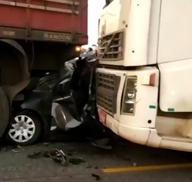 Carro fica prensado entre dois caminhões na RSC-287 em Candelária