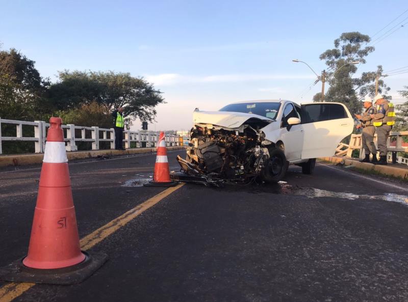 Motorista perde o controle e colide carro contra cabeceira de ponte em Santa Cruz