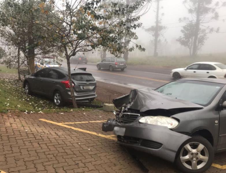 Colisão envolve dois carros em Linha Santa Cruz