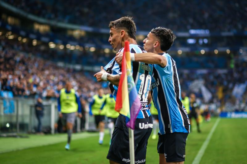 Grêmio vence Náutico e diminui distância para o terceiro colocado