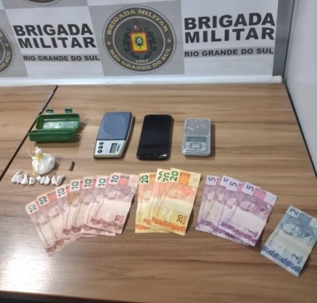 Brigada Militar recebe denúncia e prende jovem por tráfico de drogas em Venâncio Aires