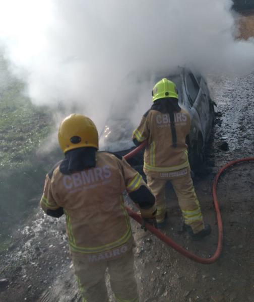 Incêndio destrói automóvel no interior de Vera Cruz