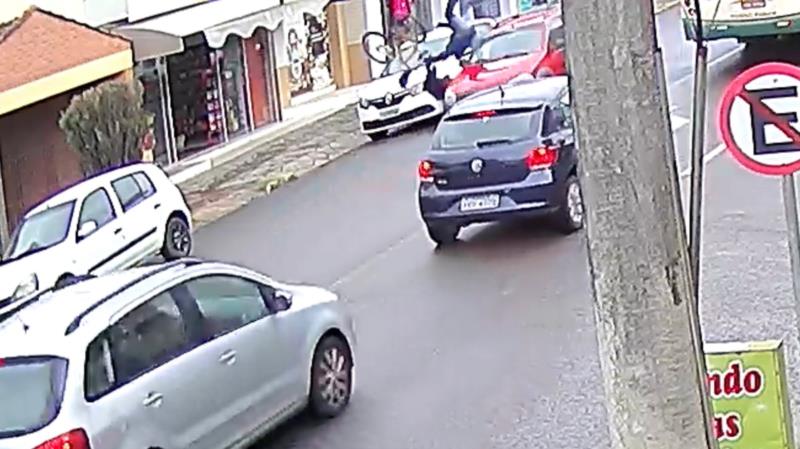 VÍDEO: Ciclista fica ferido em acidente no centro de Venâncio Aires