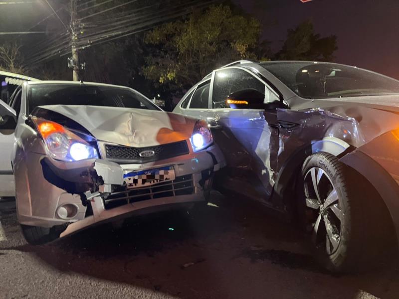 Colisão entre carros deixa mulher ferida no centro de Santa Cruz