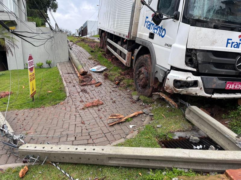 Caminhão fica sem freio e atinge postes de luz em Santa Cruz