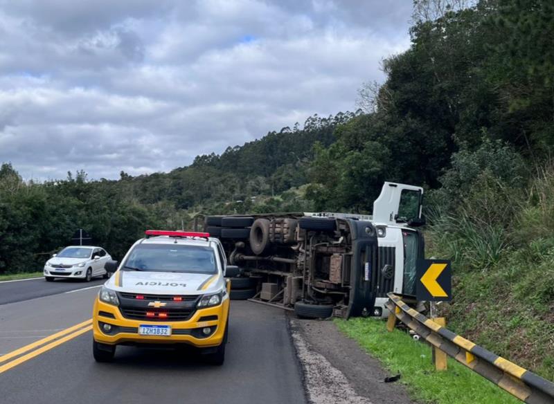 Caminhão carregado com frutas tomba na RSC-287 em Santa Cruz