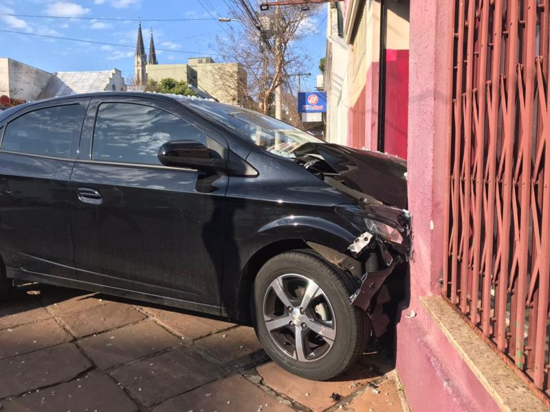 Idosa perde o controle do carro ao tentar estacionar no Centro de Santa Cruz