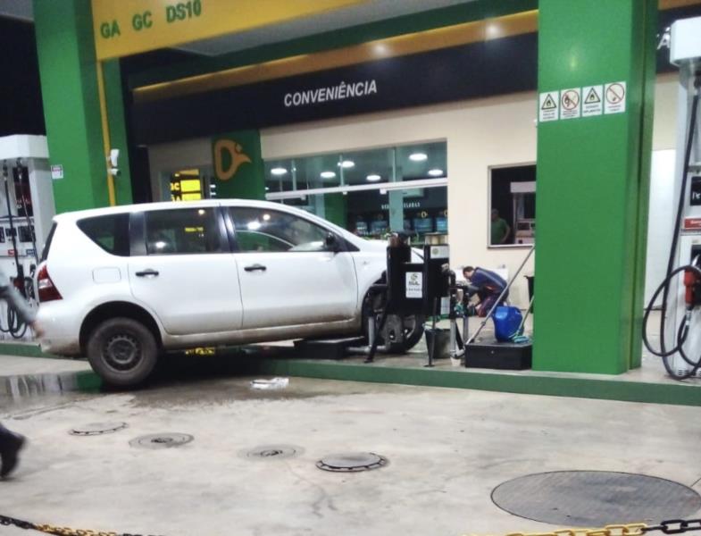 Carro invade posto de combustíveis em Venâncio Aires