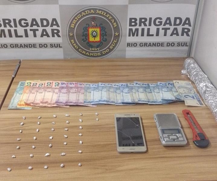 Suspeito tenta fugir ao ver viatura e acaba preso com 37 pedras de crack