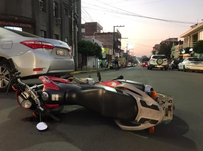 Acidente deixa motociclista ferido no Centro de Venâncio Aires