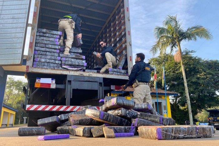 Caminhão com quase duas toneladas de maconha é apreendido na BR-386