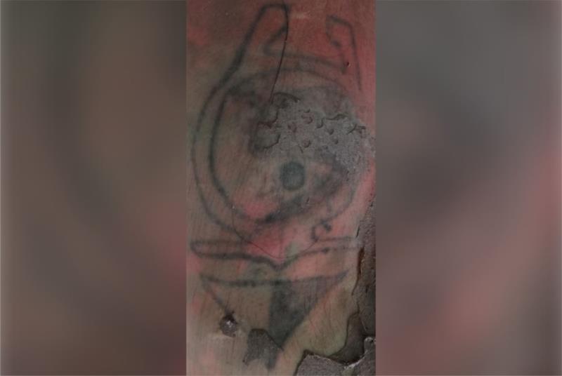 Polícia divulga foto de tatuagem para ajudar a identificar corpo encontrado em Vera Cruz