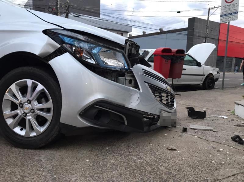 Acidente envolve dois carros no centro de Santa Cruz