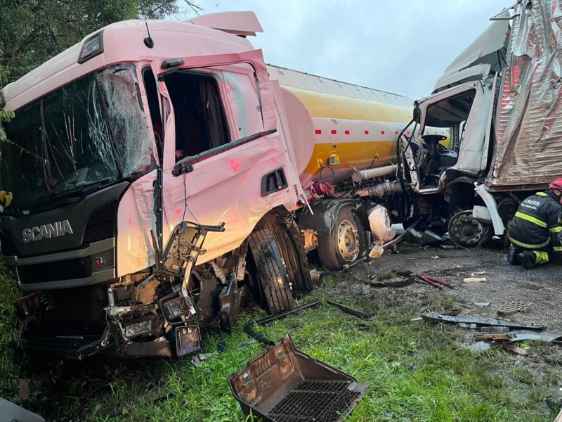 Remoção de veículos envolvidos em acidente causa grande congestionamento na RSC-287