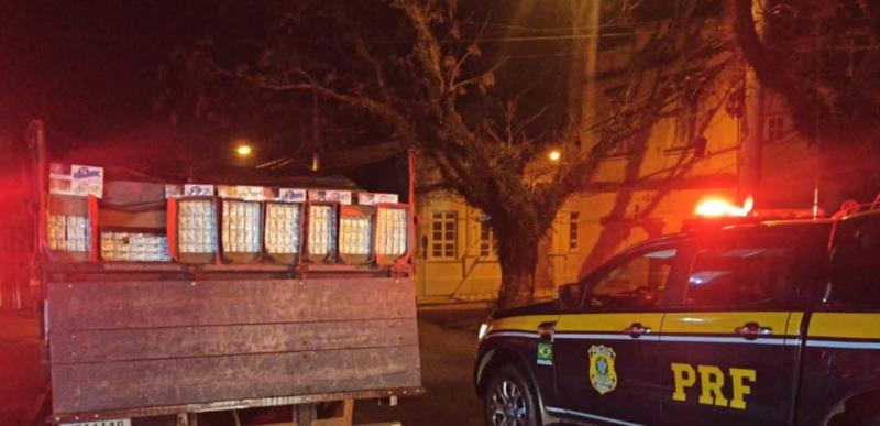 Caminhão com placas de Santa Cruz é flagrado com carga de cigarros contrabandeados do Paraguai