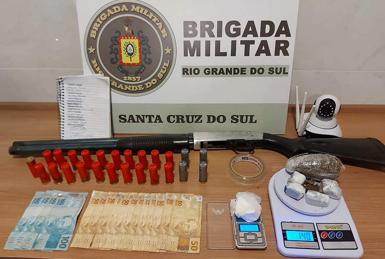 Morador de Santa Cruz com tornozeleira eletrônica é preso com armas e drogas