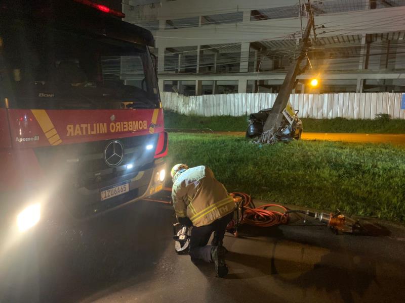 Carro colide em poste de alta tensão e deixa moradores sem luz no Vale do Taquari