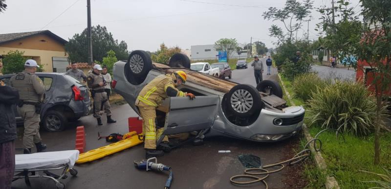 Carro capota em Vera Cruz e homem fica ferido